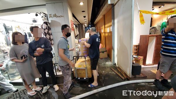 ▲▼五分埔商圈火警。(圖/記者黃彥傑攝)