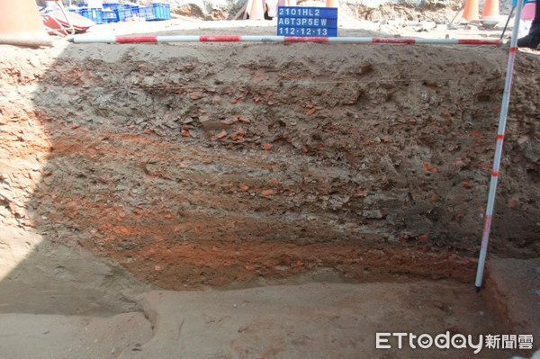 ▲▼台南考古出土清代「糖碎」修成道路。(圖/台南市文資處)