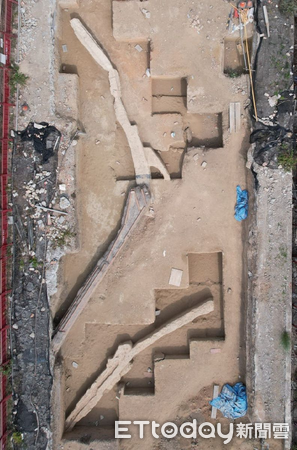 ▲▼台南考古出土清代「糖碎」修成道路。(圖/台南市文資處)