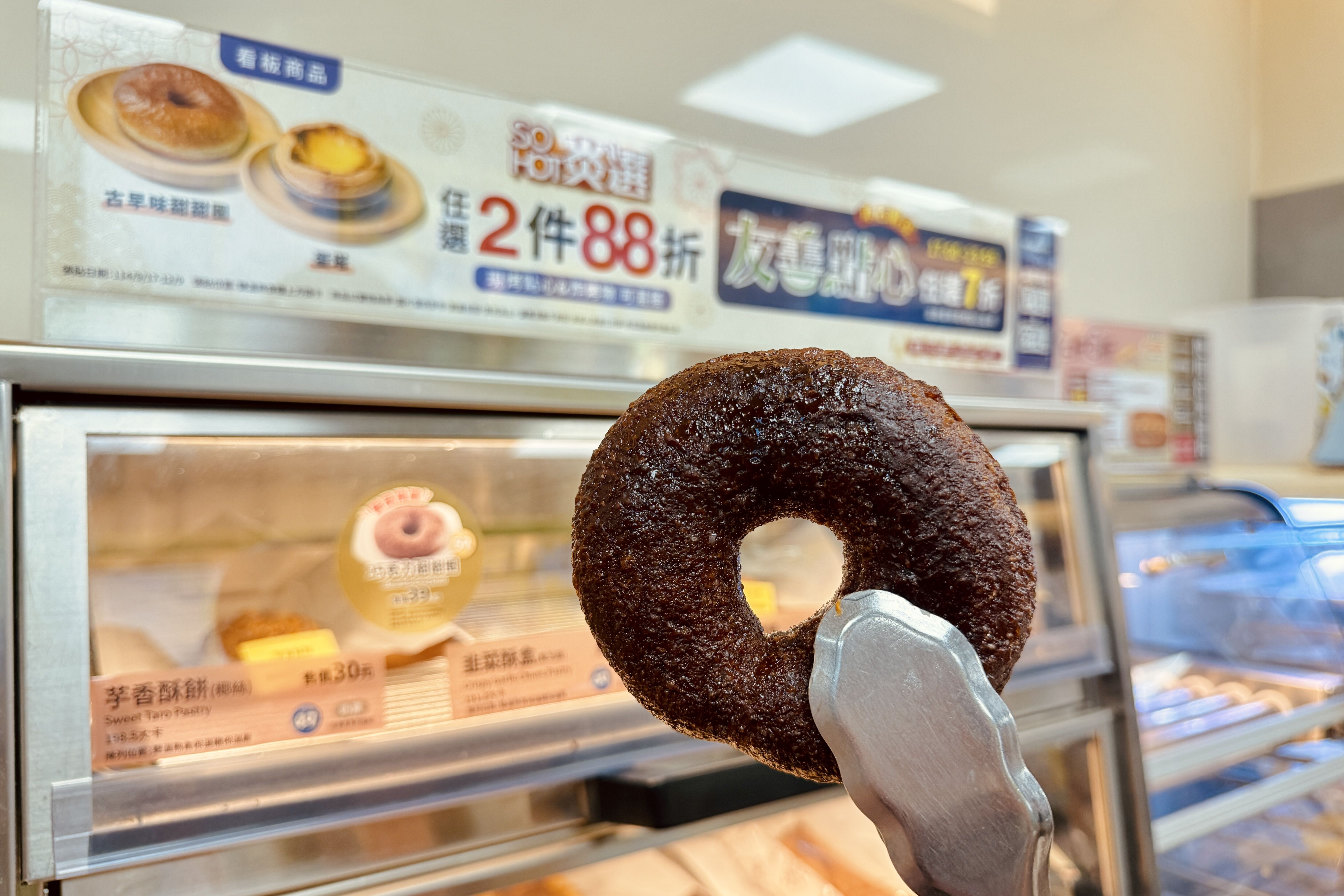 ▲▼全家推出「起司蛋糕霜淇淋」,同步還有冬季「巧遇可可盛宴」主題架優惠。(圖/業者提供)