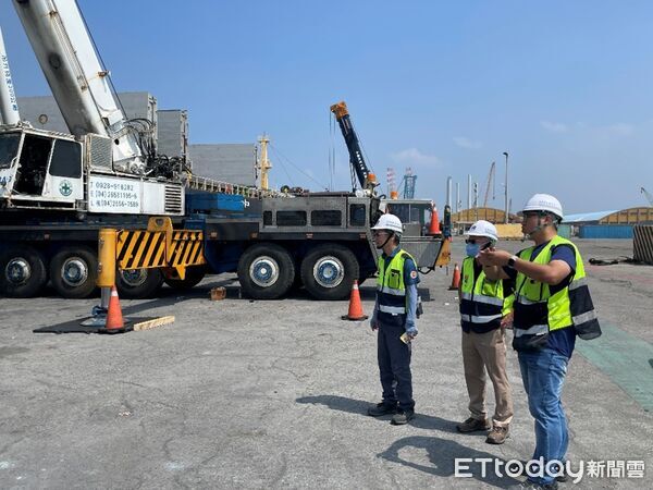 ▲▼港務公司巡查人員於安平港作業現場宣導。(圖/港務公司提供)
