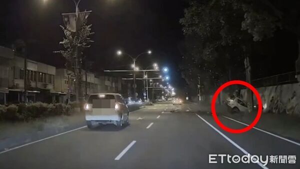 ▲▼花蓮車禍撞擊瞬間曝光,女駕駛無照酒駕載5未成年上路釀6傷。(圖/記者王兆麟翻攝,下同)