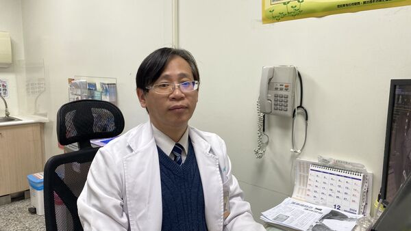 ▲▼員榮心臟外科主任賴金湖為賴姓患者進行微創手術,治癒潰爛十多年的傷口。(圖/員榮醫院提供)