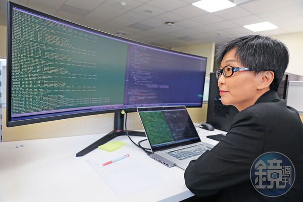 吳怡潔是工程師出身,目前服務於以人文、社會領域為主的政治大學,她常告訴文組學生,雖無法開發AI,但如何善用AI,已經成為一種專業。