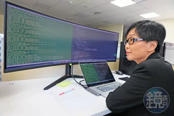 吳怡潔是工程師出身,目前服務於以人文、社會領域為主的政治大學,她常告訴文組學生,雖無法開發AI,但如何善用AI,已經成為一種專業。