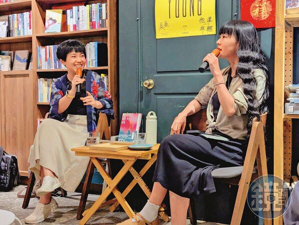 陳又津(左)赴美攻讀博士期間,不斷與AI磨合協作方式。圖為她今年6月回台灣,與編劇何安妘(右)對談。(翻攝陳又津臉書)