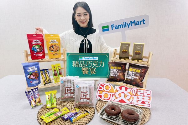 ▲▼全家推出「起司蛋糕霜淇淋」,同步還有冬季「巧遇可可盛宴」主題架優惠。(圖/業者提供)