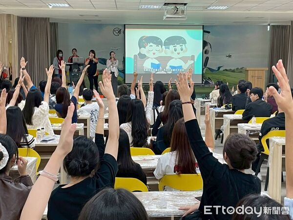 ▲台南市勞工局舉辦「國際勞動力一家親」活動,外籍學生與移工熱情交流體驗台南文化。(記者林東良翻攝,下同)