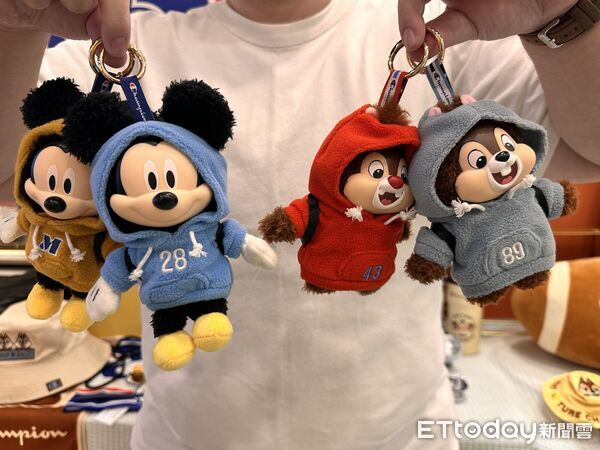 ▲▼7-ELEVEN推出「迪士尼跨界潮流Champion」周邊快閃購。(圖/記者林育綾攝)