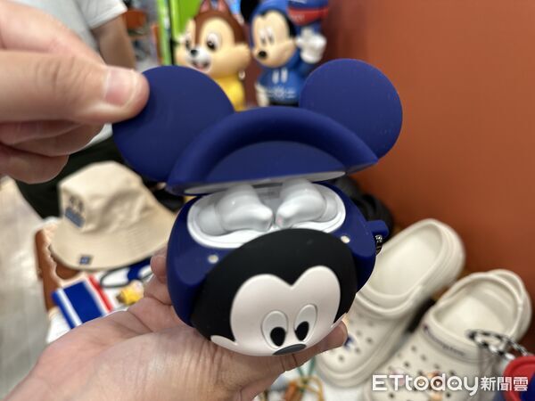 ▲▼7-ELEVEN推出「迪士尼跨界潮流Champion」周邊快閃購。(圖/記者林育綾攝)