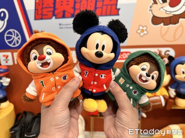 ▲▼7-ELEVEN推出「迪士尼跨界潮流Champion」周邊快閃購。(圖/記者林育綾攝)