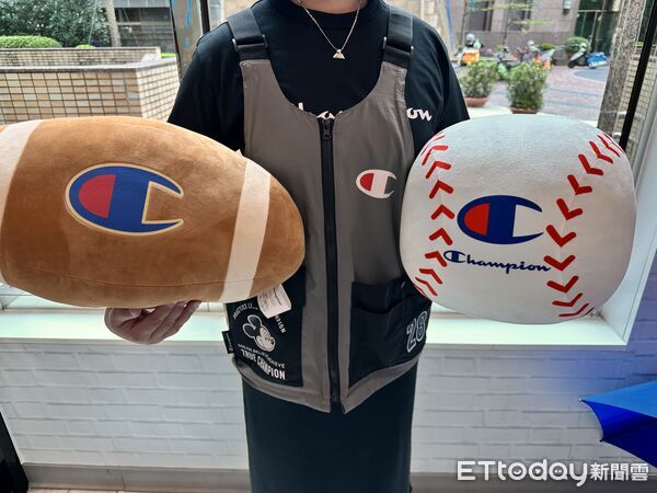 ▲▼7-ELEVEN推出「迪士尼跨界潮流Champion」周邊快閃購。(圖/記者林育綾攝)
