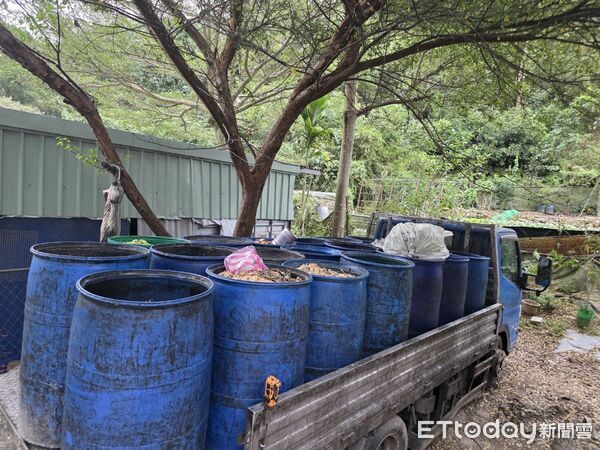 ▲▼ 新北泰山一間養豬場查獲飼料槽、廚餘蒸煮槽仍留有廚餘。(圖/新北市農業局提供,下同)