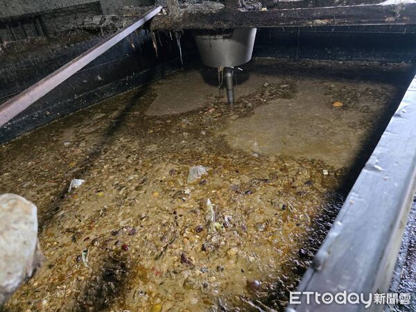 ▲▼ 新北泰山一間養豬場查獲飼料槽、廚餘蒸煮槽仍留有廚餘。(圖/新北市農業局提供,下同)