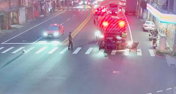 ▲桃園市新屋區中山東路昨天傍晚發生清潔車與機車碰撞事故,清潔車右轉時時輾過女騎士驚悚監視畫面,連安全帽都滾落十餘公尺。(圖/楊梅警方提供)