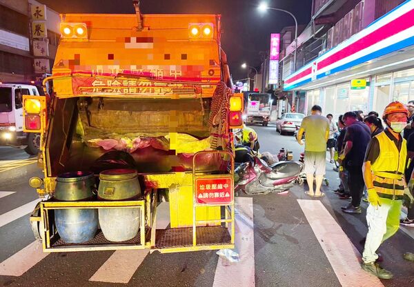 ▲桃園市新屋區中山東路昨天傍晚發生清潔車與機車碰撞事故,清潔車右轉不慎輾過機車,警消到場搶救。(圖/楊梅警方提供)