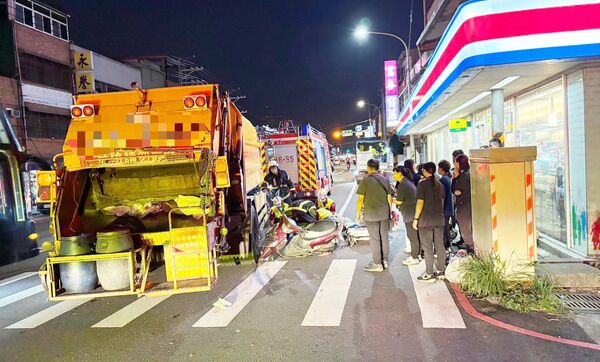 ▲桃園市新屋區中山東路昨天傍晚發生清潔車與機車碰撞,警消到場搶救,不少路人也駐足圍觀。(圖/楊梅警方提供)