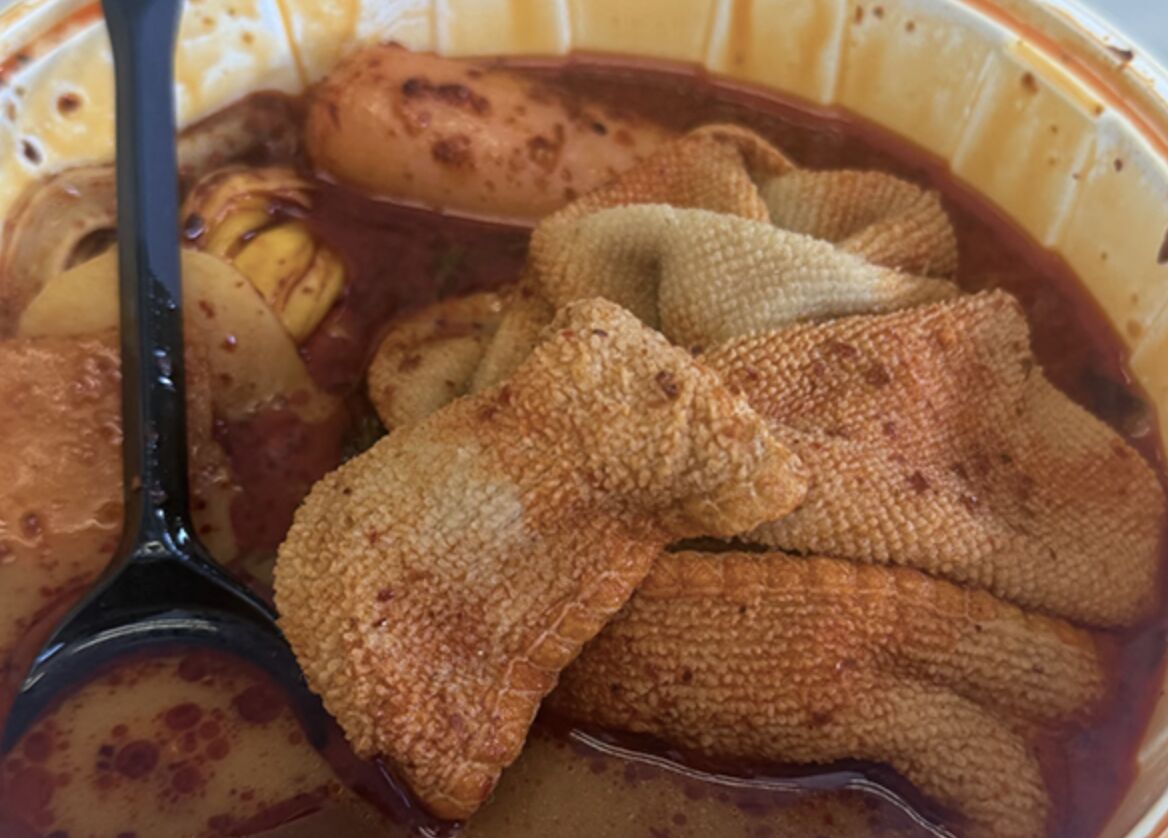 ▲上海女子點外賣麻辣燙竟吃出一整條抹布。(圖/翻攝澎湃新聞)