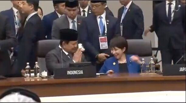 ▲▼日本首相高市早苗直接滑椅子過去跟印尼總統普拉伯沃互動,影片引起討論。(圖/翻攝X)