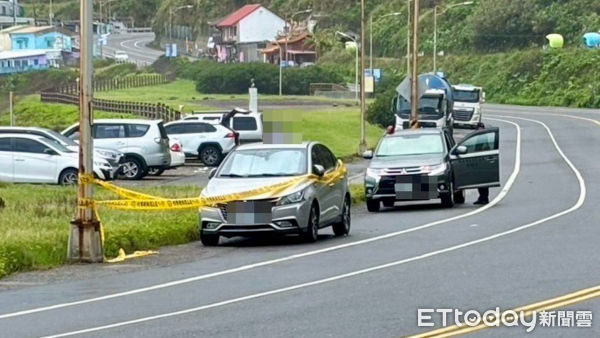 ▲新北市瑞芳區建基路二段一輛汽車停放路邊多日,車內一具女屍。(圖/記者郭世賢翻攝)