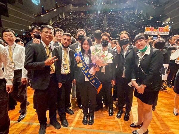 業務新人也能賀成交 九年級生呂梓妍創下月收六位數(圖/永慶房屋提供)