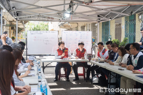 ▲▼ 新竹市東大路一處住宅大樓施工導致鄰房地面受損,市府緊急灌漿穩定現場、停工調查並安置21戶災民。(圖/記者楊永盛翻攝)