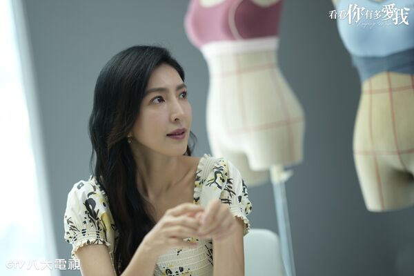 ▲《看看你有多愛我》楊謹華飾演獨自撫養雙胞胎女兒的單親媽媽。(圖/八大提供)