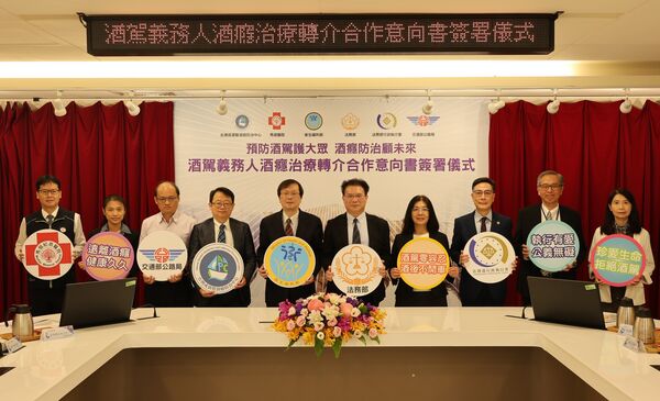 ▲▼行政執行署與台灣戒酒暨酒癮防治中心,31日簽署合作意向書,成立酒癮治療轉介平台,共同降低酒駕發生、減少酒駕再犯。簽字者左起:台灣戒酒暨酒癮防治中心主任方俊凱、衛生福利部常務次長莊人祥、法務部常務次長黃謀信、行政執行署署長繆卓然。(圖/行政執行署提供)