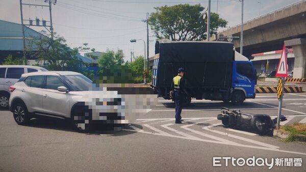 ▲台南安定區台19線國八側車道入口,31日發生自小客右轉擦撞機車車禍,警方到場處理事故。(記者林東良翻攝,下同)
