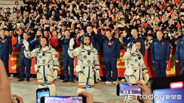 ▲▼神舟21號載人飛船發射,歡送儀式上的張陸、武飛、張洪章三名太空人一一致意。(圖/記者任以芳攝)