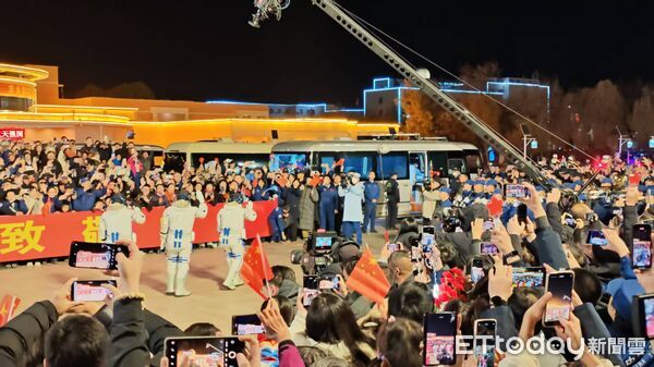 ▲▼神舟21號載人飛船發射,歡送儀式上的張陸、武飛、張洪章三名太空人一一致意。(圖/記者任以芳攝)