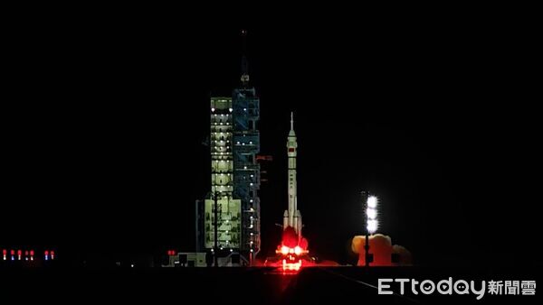 ▲▼酒泉衛星發射中心發射神舟21號載人飛船,長征二號F遙21運載火箭點火畫面相當震撼。(圖/記者任以芳攝)