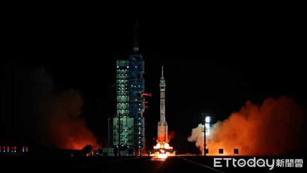▲▼酒泉衛星發射中心發射神舟21號載人飛船,長征二號F遙21運載火箭點火畫面相當震撼。(圖/記者任以芳攝)