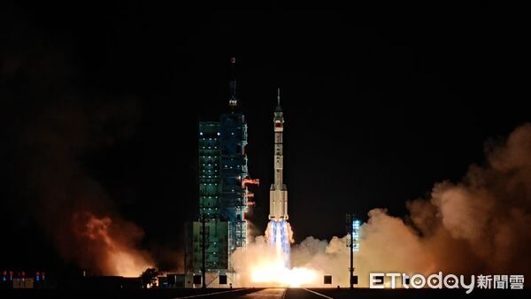 ▲▼酒泉衛星發射中心發射神舟21號載人飛船,長征二號F遙21運載火箭點火畫面相當震撼。(圖/記者任以芳攝)
