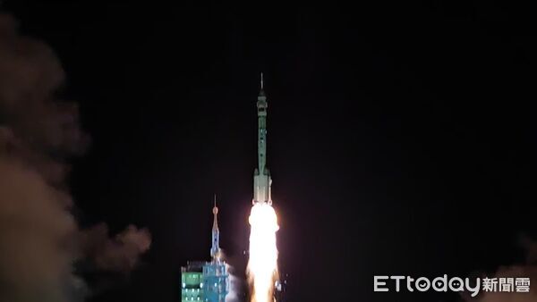 ▲▼酒泉衛星發射中心發射神舟21號載人飛船,長征二號F遙21運載火箭點火畫面相當震撼。(圖/記者任以芳攝)