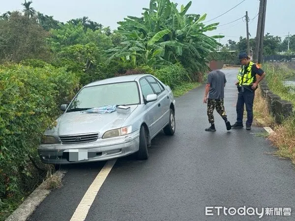 ▲內埔警方協助陳男車輛平安脫困。(圖/記者陳崑福翻攝)