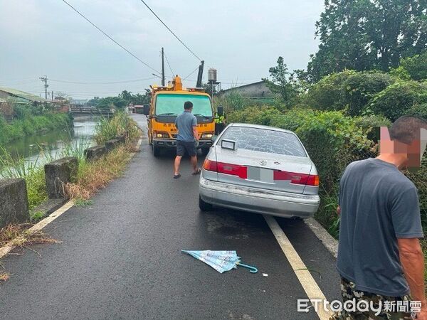 ▲內埔警方協助陳男車輛平安脫困。(圖/記者陳崑福翻攝)