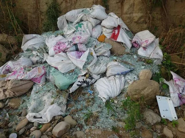 ▲彰投交界貓羅溪河床被亂倒廢棄物。(圖/民眾提供)