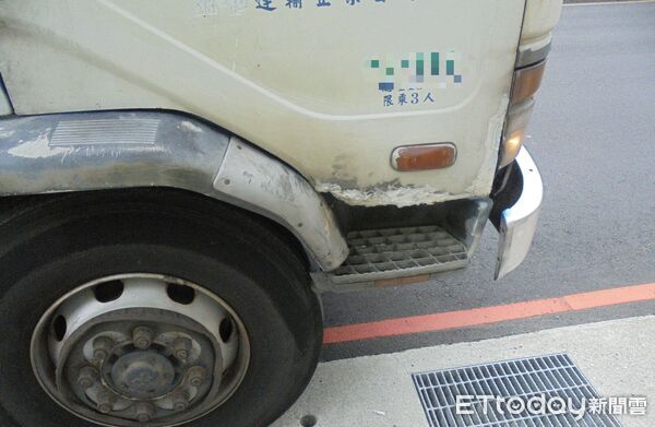 ▲王男與大貨車擦撞後倒地,送醫不治。(圖/記者陸運陞翻攝)