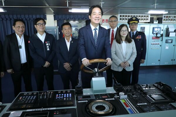 ▲賴清德(前)總統率貴賓登「台北艦」。(圖/台船提供)