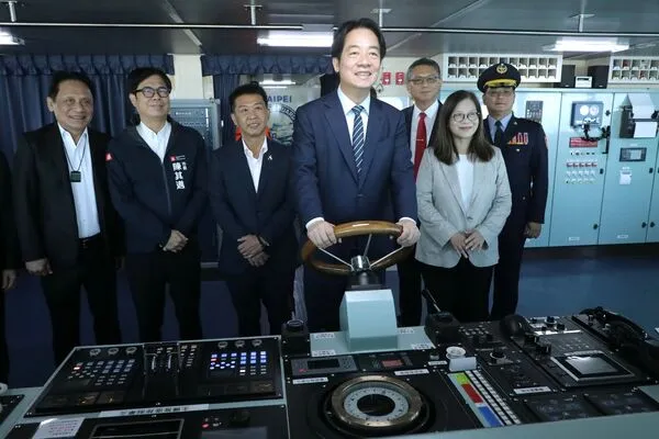 ▲賴清德(前)總統率貴賓登「台北艦」。(圖/台船提供)