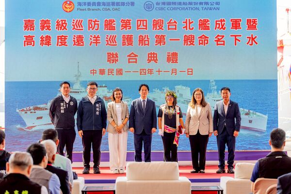 ▲左起立法委員李柏毅、賴瑞隆、邱議瑩、總統賴清德、命名人萬淑娟(Uma‧Talavan)女士、海洋委員會管碧玲主任委員、立法委員許智傑等貴賓合影。(圖/台船提供)