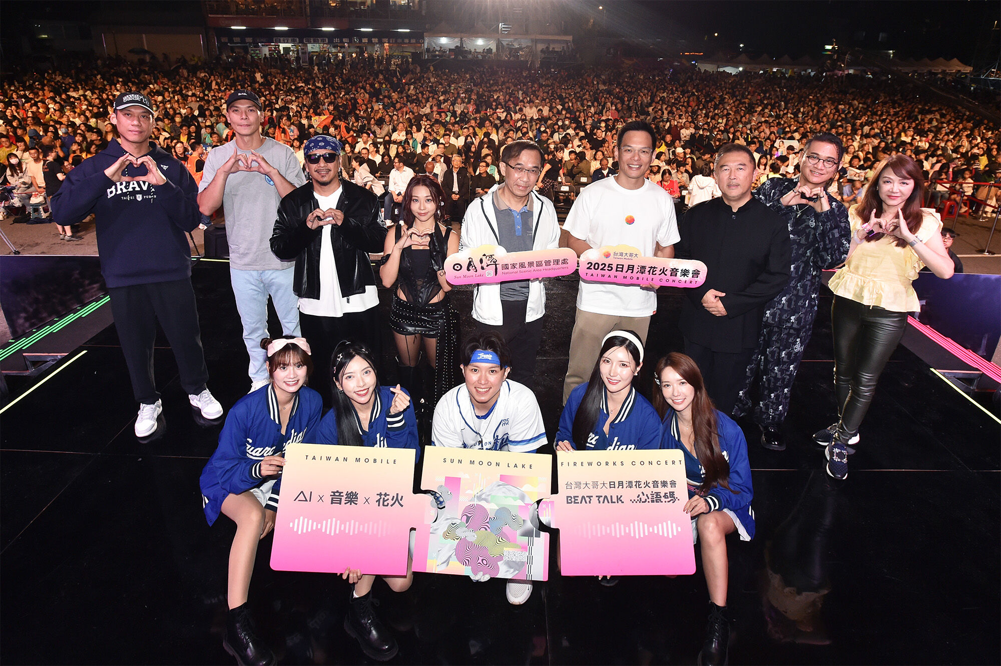 ▲▼ AI、音樂、花火 台灣大日月潭花火音樂會「心語碼 Beat Talk」吸2.6萬人齊聚 。(圖/台灣大)