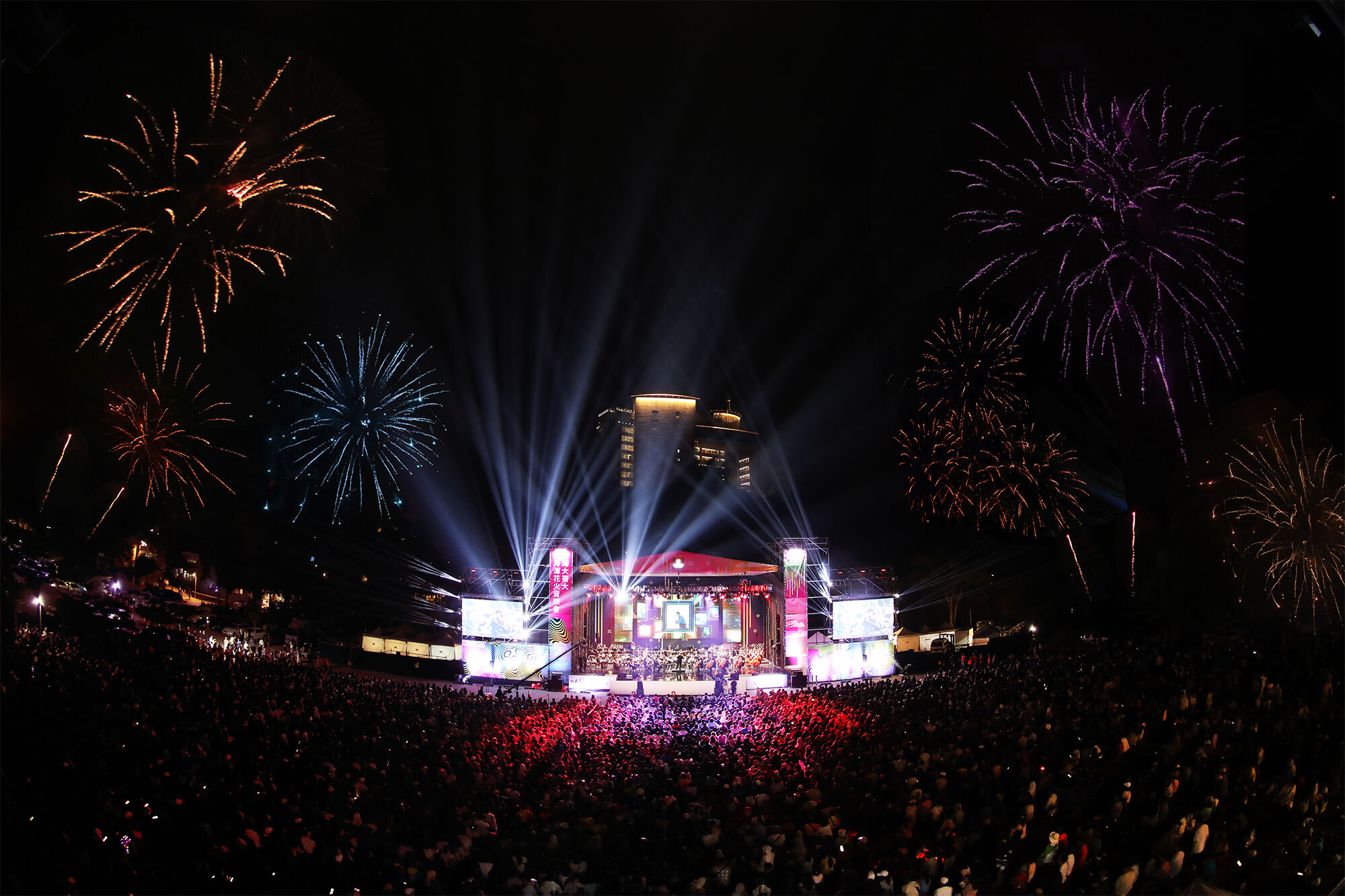 ▲▼ AI、音樂、花火 台灣大日月潭花火音樂會「心語碼 Beat Talk」吸2.6萬人齊聚 。(圖/台灣大)