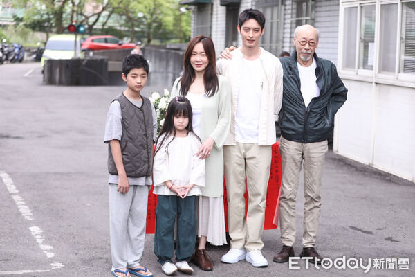 ▲白潤音、尹馨、導演錢人豪、曹佑寧、馮淬帆等人出席《蝴蝶大廈》開鏡記者會。(圖/記者林敬旻攝)