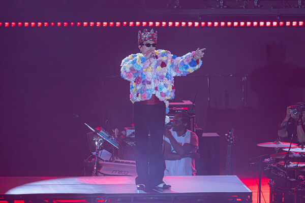 ▲▼ 直擊/G-DRAGON唱到第10首「造型出事了!」 神級保鑣虎哥急救援。(圖/讀者提供)