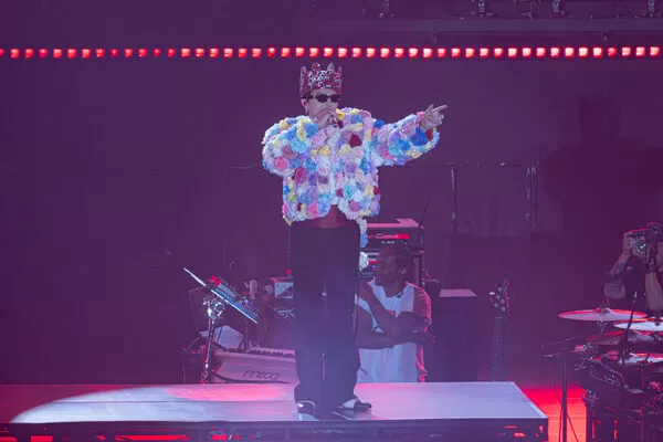 ▲▼ 直擊/G-DRAGON唱到第10首「造型出事了!」 神級保鑣虎哥急救援。(圖/讀者提供)