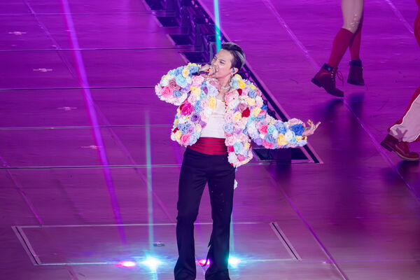 ▲▼ 直擊/G-DRAGON唱到第10首「造型出事了!」 神級保鑣虎哥急救援。(圖/讀者提供)