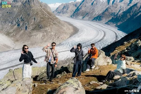 ▲吳映潔(左起)、姚元浩、白安、郭泓志、莎莎隨《嗨!營業中》節目到瑞士。(圖/八大提供)