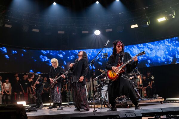 ▲HowHow被封「業配之王」靠1招海撈,曝想與老婆鄧福如有「新計劃」。(圖/《樂團祭》提供)